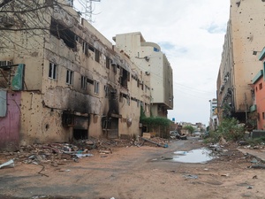 Una calle en el centro de Jartum muestra las cicatrices de más de dos años de conflicto en Sudán.